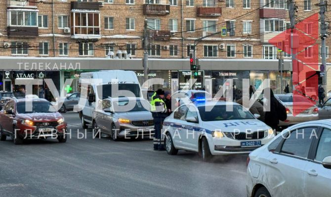 В Туле на Красноармейском проспекте маршрутка столкнулась с легковым авто