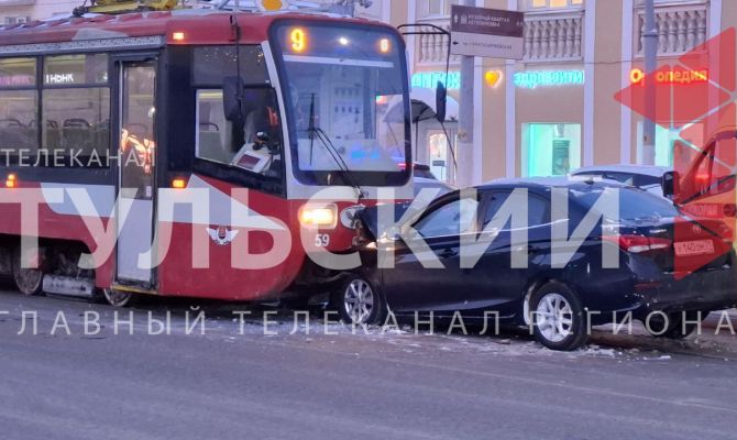 В Туле на улице Советской легковушка столкнулась с трамваем