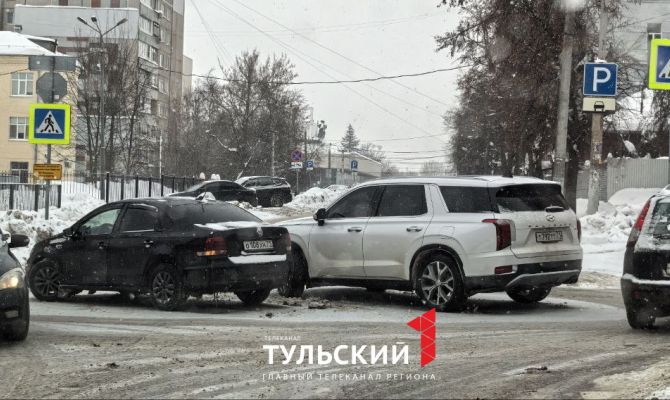 На пересечении улиц Пушкинская и Свободы столкнулись две иномарки