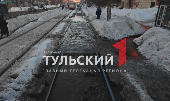 На улице Металлургов в Туле прорвало водопроводную трубу