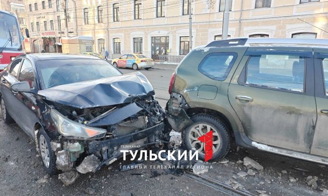 На улице Советской в Туле встали трамваи из-за ДТП