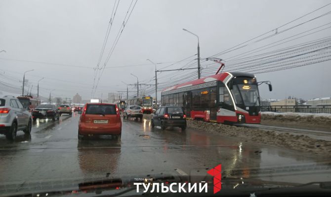 На Зареченском мосту в Туле встали трамваи