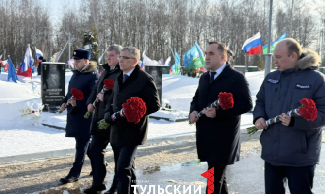 Дмитрий Миляев возложил цветы к мемориалу «Защитникам Родины»