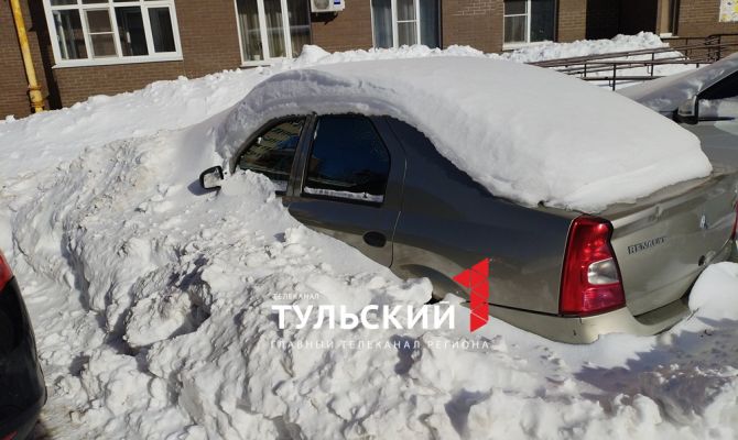 Тулякам предлагают откопать машину из сугроба за деньги