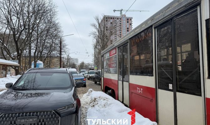 На улице Михеева в Туле остановилось движение трамваев