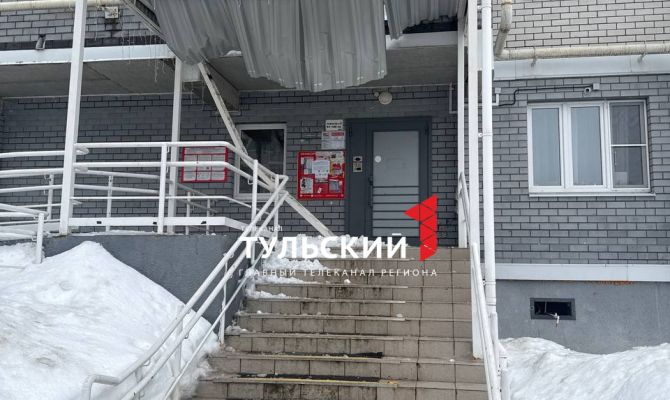 В Туле девушка едва не попала под снежный завал с крыши