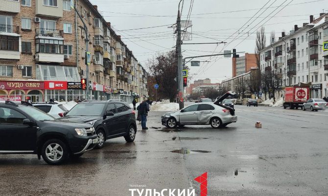 На Красноармейском проспекте в Туле столкнулись две иномарки