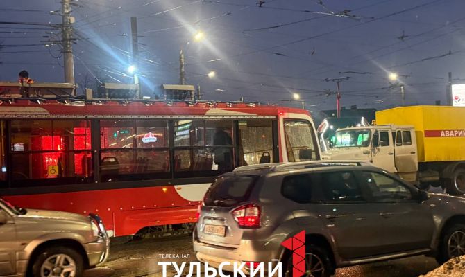 Вечером в среду 4 марта Тула окрасилась в бордовый цвет