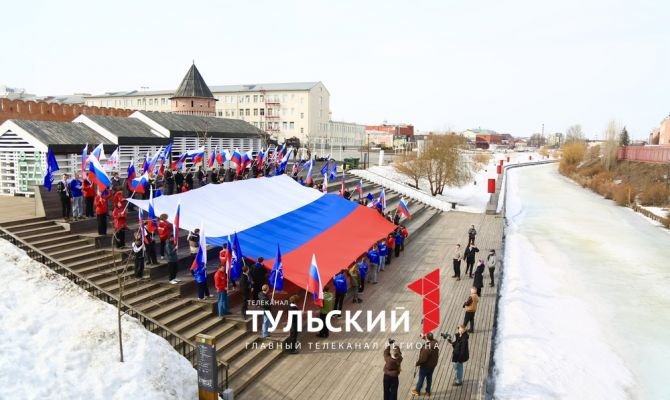 На Казанской набережной в Туле развернули 15-метровый флаг России