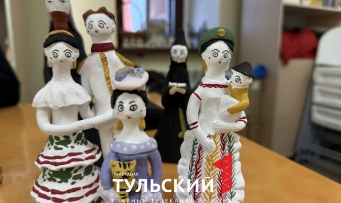 Почему Тульскую городскую игрушку изображали с белым лицом и выпученными глазами