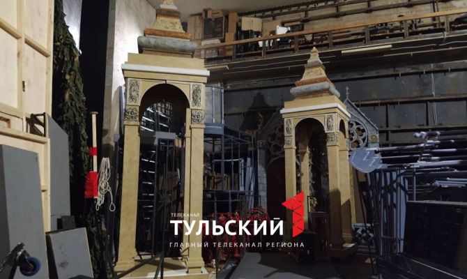 Тулякам провели экскурсию по закулисью драмтеатра