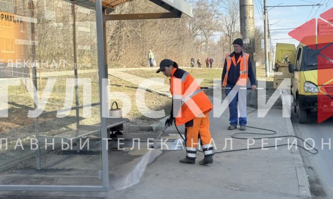 В Туле начали мыть остановки общественного транспорта
