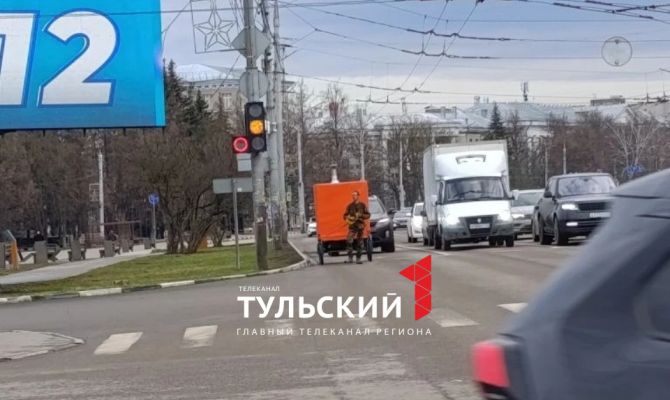 Мужчина с домом на колесах пошел пешком в Бразилию через Тулу
