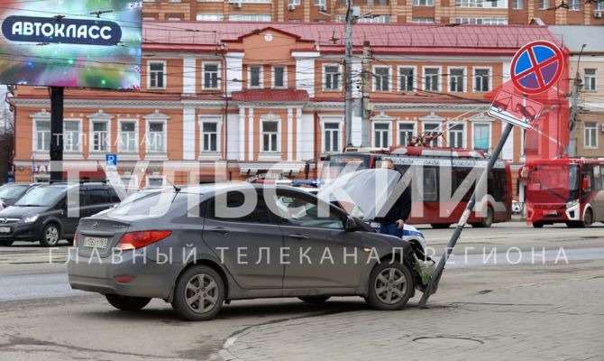  В Туле на улице Советской серый «Хендай» снес дорожный знак