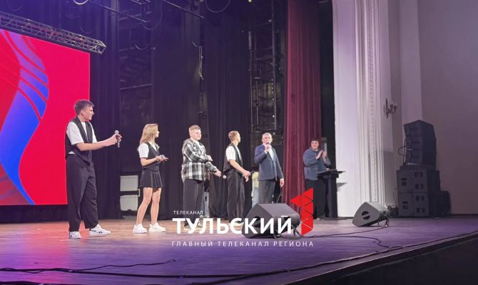 Миляев вышел на сцену сыграть за команду КВН