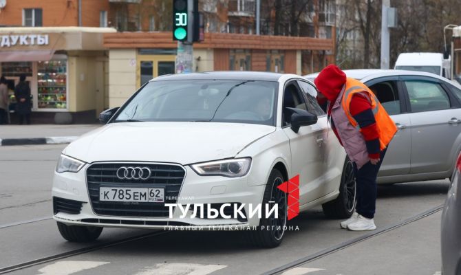 Пробка собралась на перекрестке Первомайской и Фридриха Энгельса в Туле