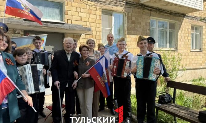 Юные баянисты из Щекино поздравили ветерана Анатолия Мазунова с праздником