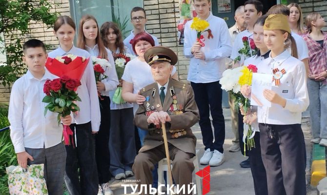 Кадеты из Горловки поздравили тульского ветерана с наступающим праздником