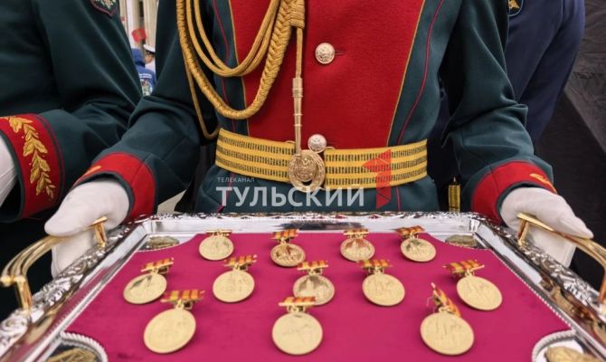 Дмитрий Миляев впервые вручил нагрудный знак "Участник военного парада в городе-герое Туле"