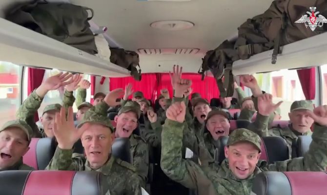 Три бойца из Тульской области вернулись домой из плена