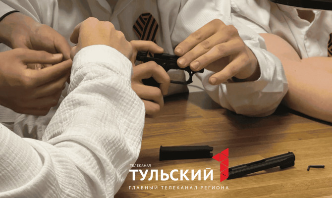 Тульские школьники собрали макет пистолета и ответили на вопросы об обороне города