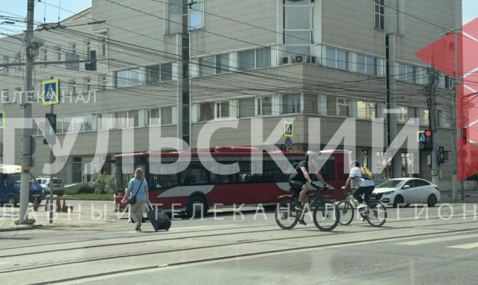 Автобус перегородил дорогу автомобилям  у тульского «Цирка» 