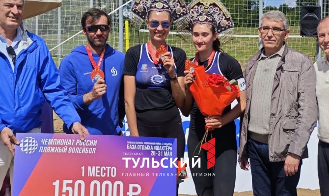Дмитрий Миляев надел кокошники на победительниц турнира по пляжному волейболу
