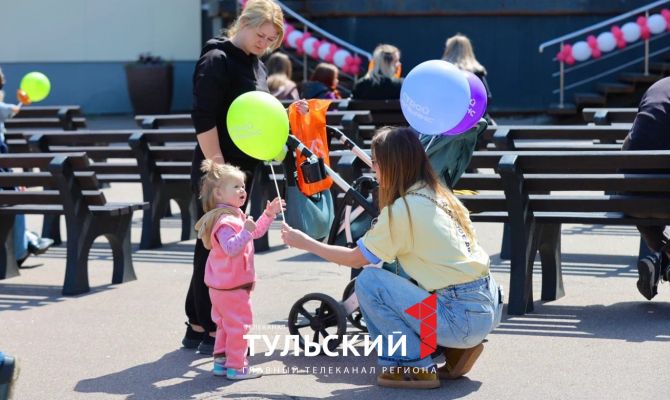 В Центральном парке тулякам раздали детские замки на окна