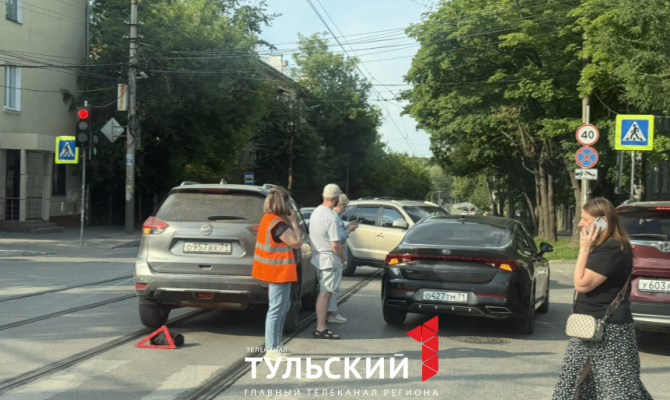 В Туле на улице Мира остановлено движение трамваев