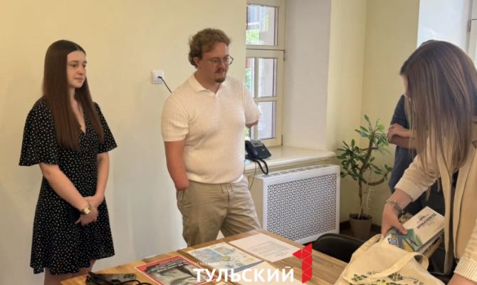 В тульском музее открылась выставка картин потерявшего руки ветерана СВО