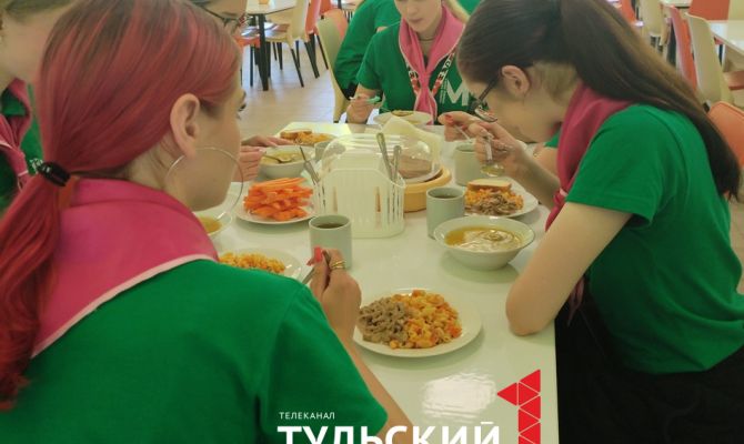 Стало известно, чем кормят детей в тульских загородных лагерях