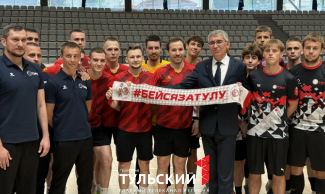Капитан МФК ТЗМС подарил Дмитрию Миляеву фанатский шарф