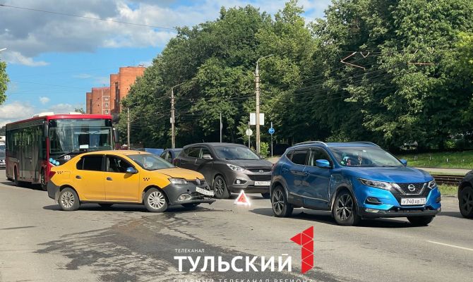 На улице Металлургов в Туле столкнулись такси и иномарка