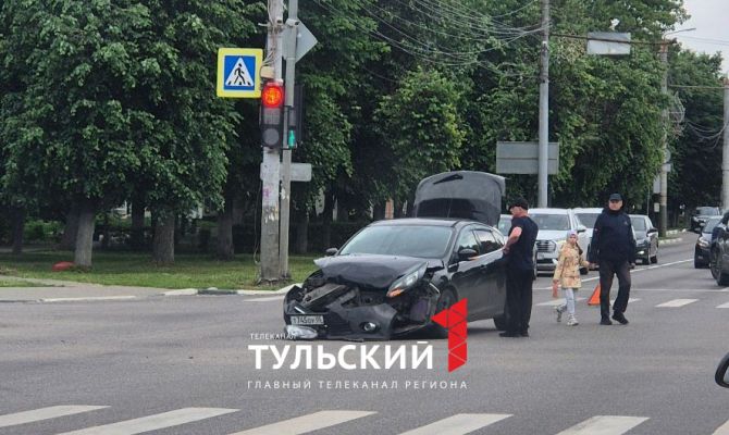 На пересечении проспекта Ленина и улицы Агеева в Туле произошло ДТП