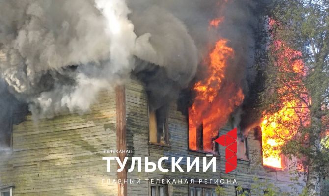 На улице Мезенцева в Туле загорелось заброшенное здание
