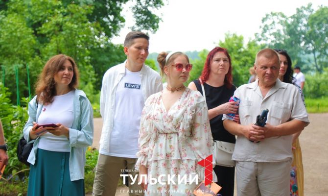 Евгений Миронов и Марьяна Спивак приехали в Ясную Поляну на фестиваль "Толстой"