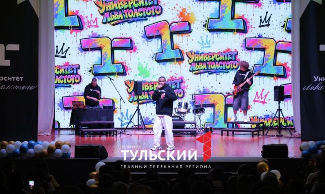 Студенты ТГПУ отметили выпускной песней про сырок и попурри Майкла Джексона