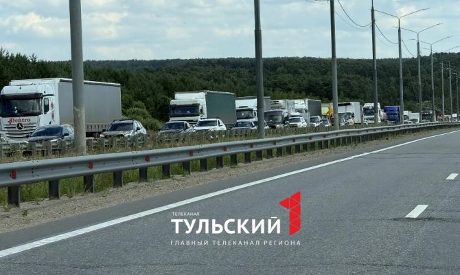 На границе Тульской области собралась огромная пробка