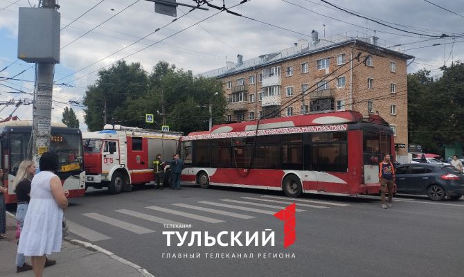 Троллейбус столкнулся с пожарной машиной на проспекте Ленина в Туле