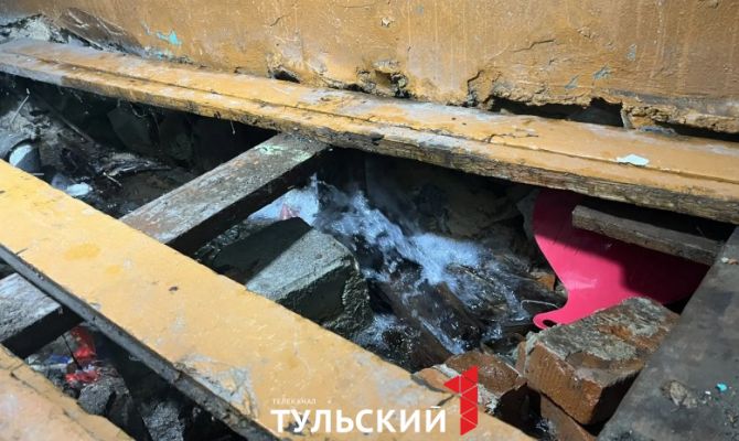 Дом на улице Металлургов в Туле уже сутки заливает водой 