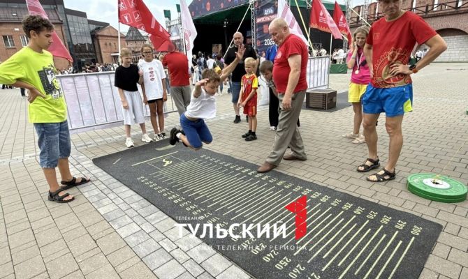 День физкультурника в Туле отметили беговелогонками и самурайским фехтованием