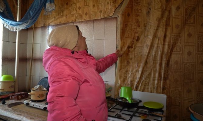 Приправа в виде штукатурки: жители веневской двухэтажки 3 года живут с прохудившейся кровлей