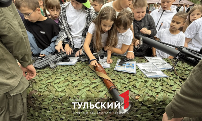 В Туле в лагере "Новая волна" показали пулемёт Калашникова