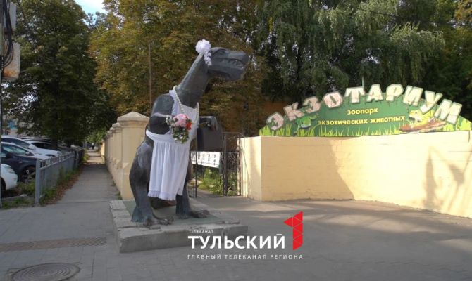 Тульскую «тещу» вновь нарядили в костюм первоклассницы