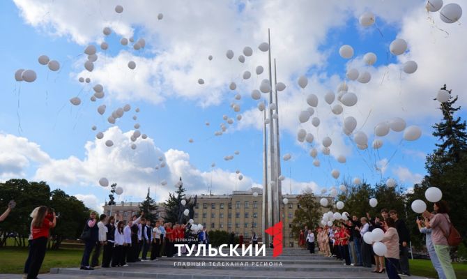 В память об ангелах Беслана: на площади Победы в Туле запустили 186 воздушных шаров 