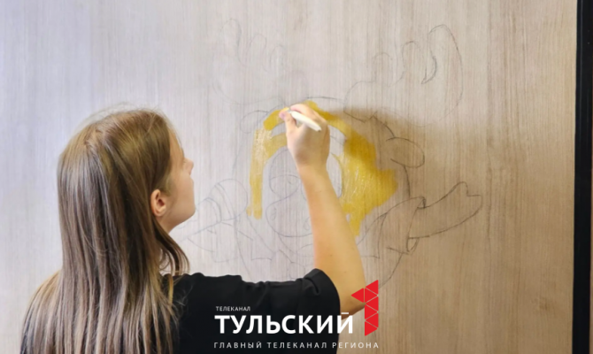 Школьнице из Болохово дали разрисовать смешариками завод в Туле
