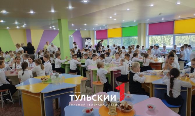 В школьных столовых запретили кормить блинами с мясом и кремовыми пирожными