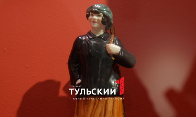 Тулякам покажут фарфоровую тарелку и фигурку из коллекции родителей Андрея Миронова