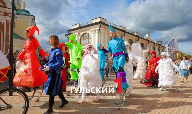 По центру Тулы прошел парад уличных театров
