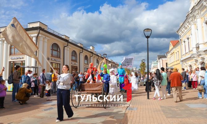 300 артистов прошли карнавальным шествием по центру Тулы в День города